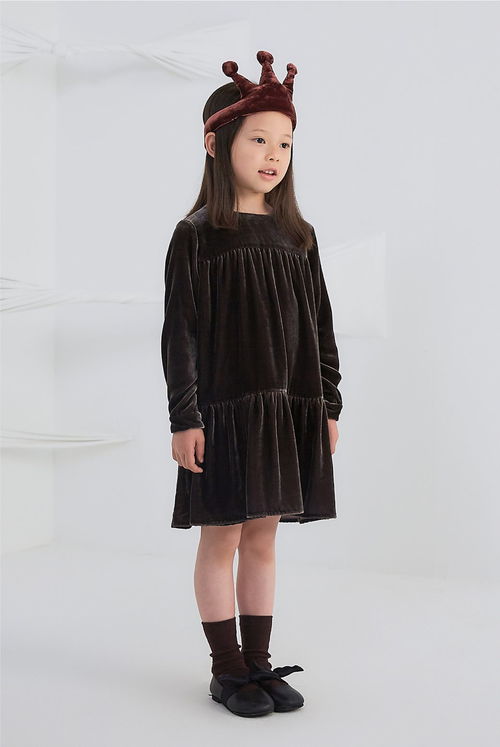 轻巧礼服装，一本正经的精致孩童风尚